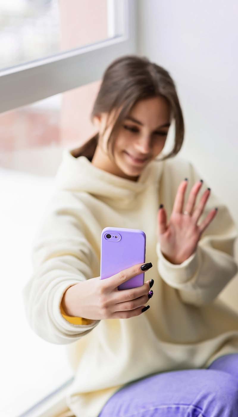 happy-female-blogger-taking-selfie-portrait-on-sma-JJ9WRFY.jpg Atenciosamente Psi: apoio psicológico com escuta acolhedora para seu bem-estar emocional